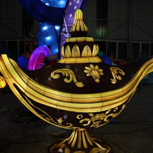 Nitarika ny Taom-baovao Sinoa landy mena Lanterns Festival Show ivelan'ny trano