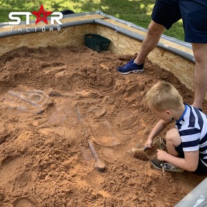 Børn graver dinosaur fossil