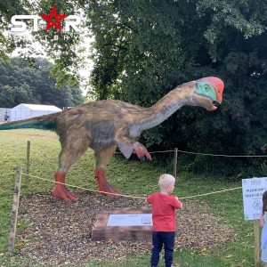 Mechaniczny animatroniczny model dinozaura w parku rozrywki