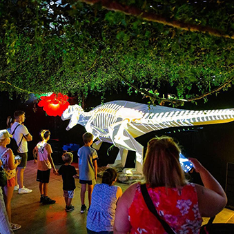 Statua del dinosauro luminoso