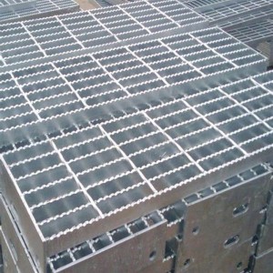 32*5 mm Hot Dip Galvanized Steel Grating Plug-in Steel Grating Serrated Steel Grating untuk Drainase Covers