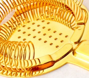 Colador chapado en oro con aberturas cruzadas