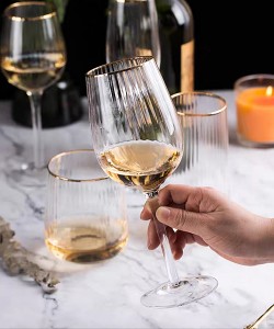 Copo de vinho com aro dourado canelado 600ml