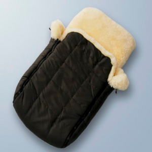 Zimska spalna vreča za otroški voziček z ovčjo prevleko na prostem