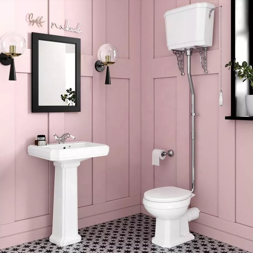 Banheiro clássico branco tradicional de 2 peças