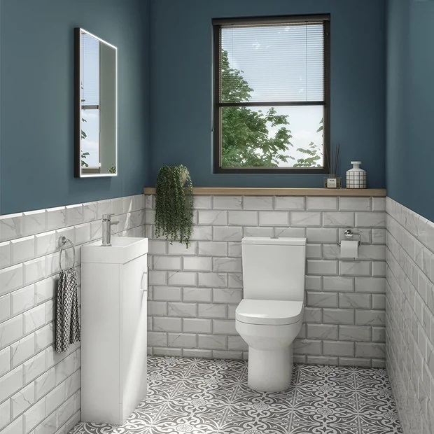 Forradalmasító luxusfürdőszobák A vízpermetes intelligens WC-k eleganciája