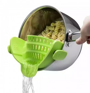 Justerbar silikonklemme på sil for gryter, panner og boller Kjøkkensil og pastasil