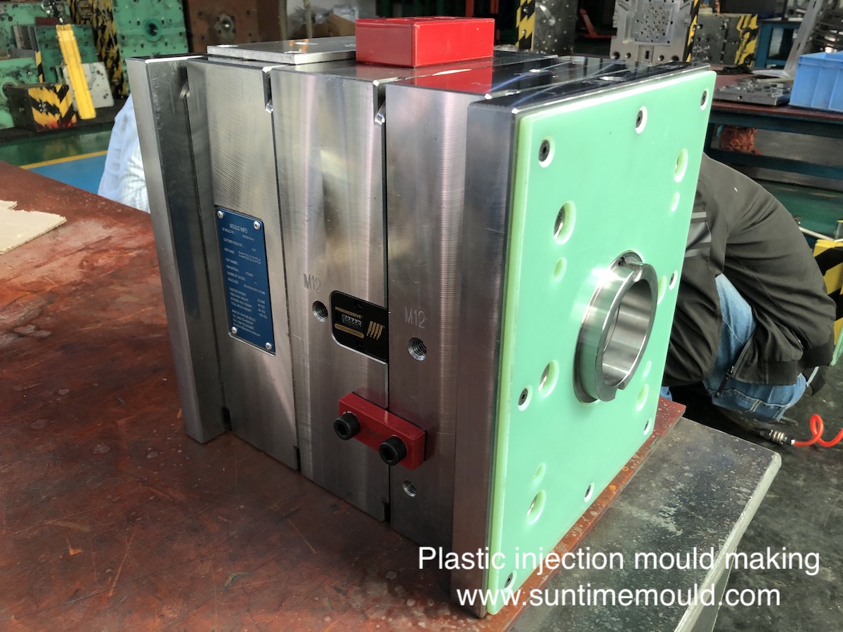 3 Different types of plastic injection moulds