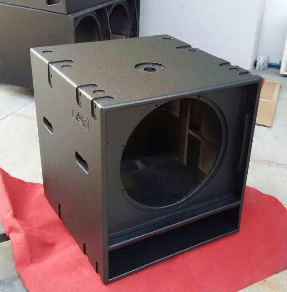 Aanbrengen van polyurea coating op speakerbox