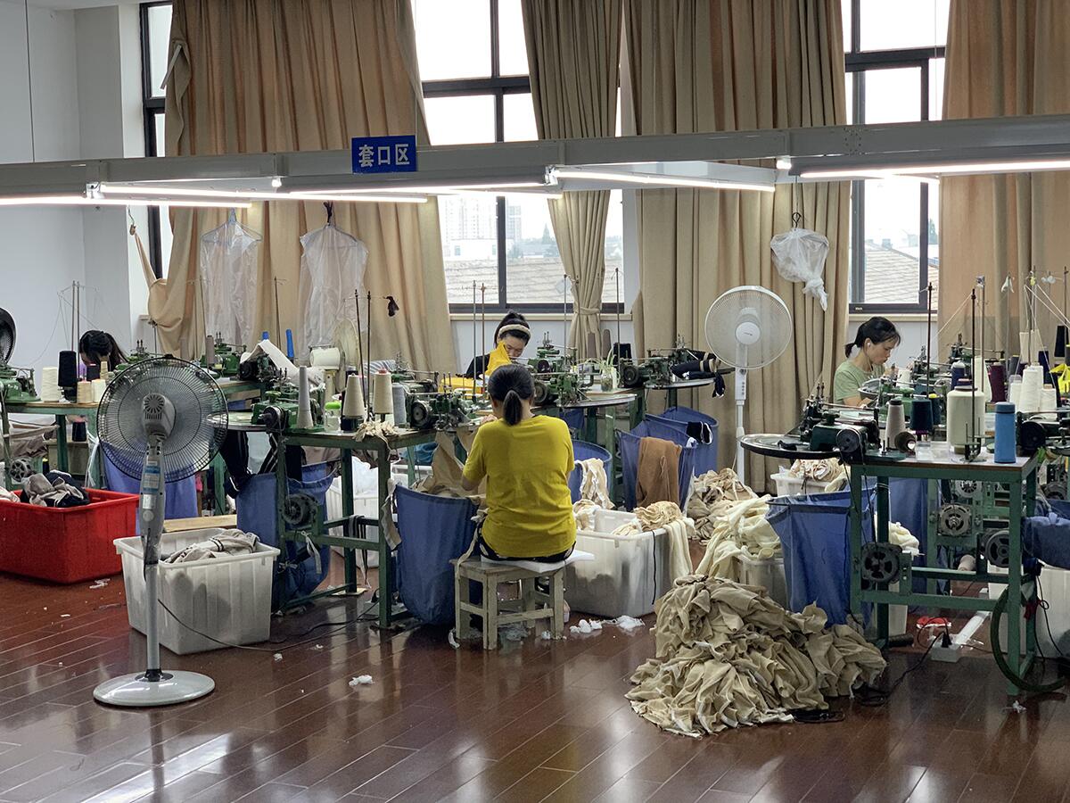 Order from 20 pieces, cashmere sweater source factory, help you save 30% middle fee. Delivery can be made within 15-20 days according to the order demand.