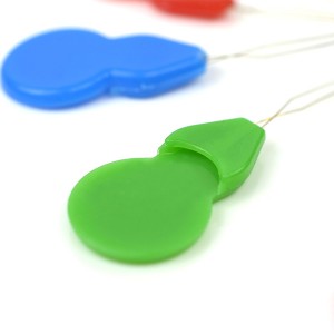 Enhebradores de agullas de plástico, cores variadas