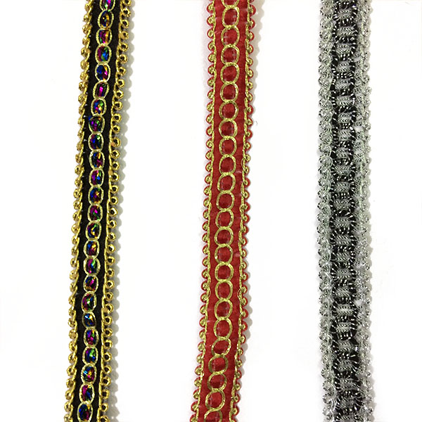 Diferentes estilos de vestidos africanos cintas metálicas decorativas