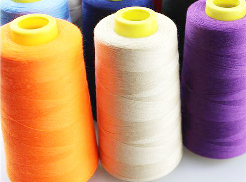 ¿Cuáles son las cualidades y aplicaciones del hilo de coser de poliéster?