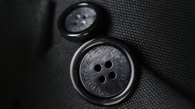 Dallimi midis butonave të rrëshirës dhe butonave plastikë