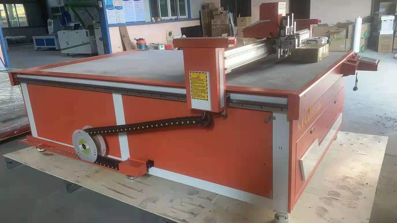 Vibration knife cutting machine, suitable for carton, corrugated paper, leather, cutting will not produce burr.