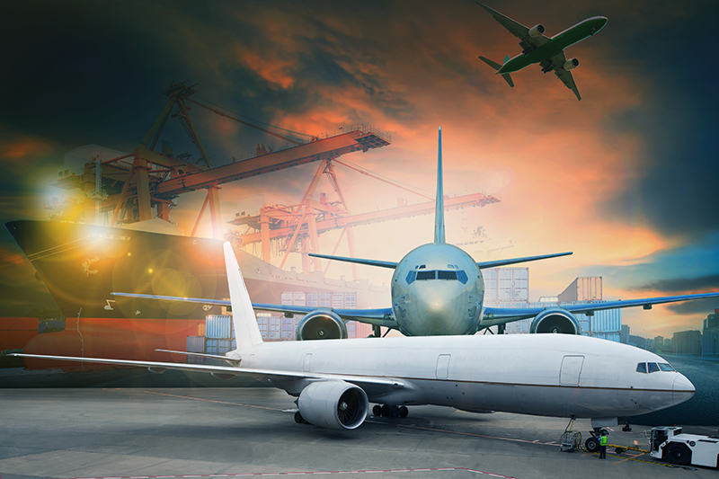 légi teherszállító és teherszállító repülőgép rakodó kereskedelmi árukat repülőtéri konténerparkolóban, szállítási és légi szállítási logisztikai iparban