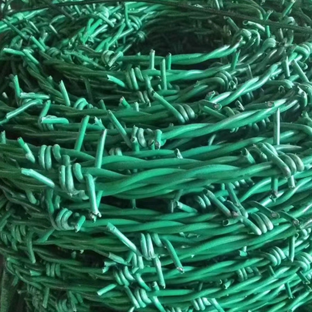 Зелена мрежеста ограда од бодликава жица обложена со пластика