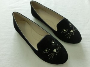 Sapatos baixos bordados de gato para meninas e crianças