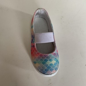 Աղջիկների մանկական պատահական կոշիկները սահում են լոֆերների վրա