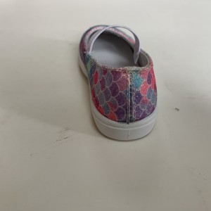 Աղջիկների մանկական պատահական կոշիկները սահում են լոֆերների վրա