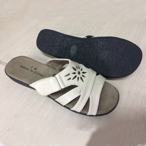 Sandale të sheshta për femra me rrëshqitje