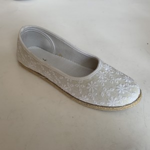 Женске равне ципеле од беле чипке