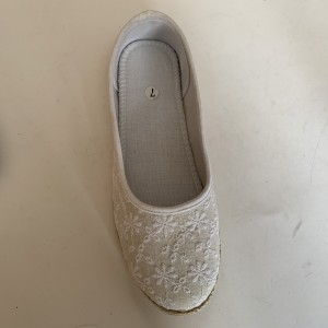 Жіночі білі туфлі на плоскій підошві з мереживної тканини