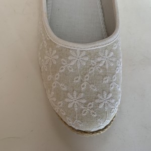 Γυναικεία υφασμάτινα φλατ παπούτσια με λευκή δαντέλα