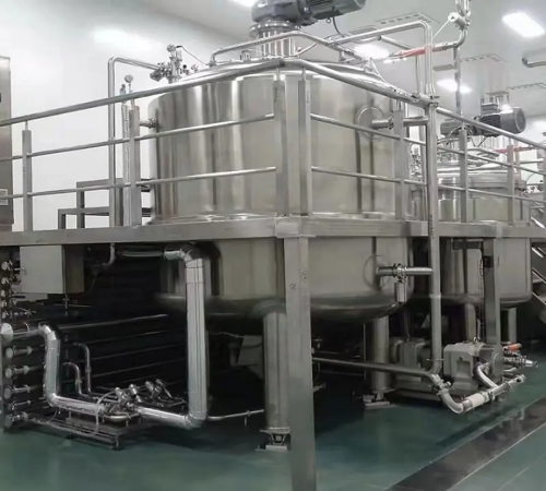 „Подобрување на дневното хемиско производство: Резервоар за мешање алкохол со мешалка“