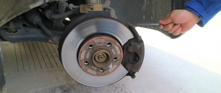 Why does the braking distance become longer after replacing the new brake pads?