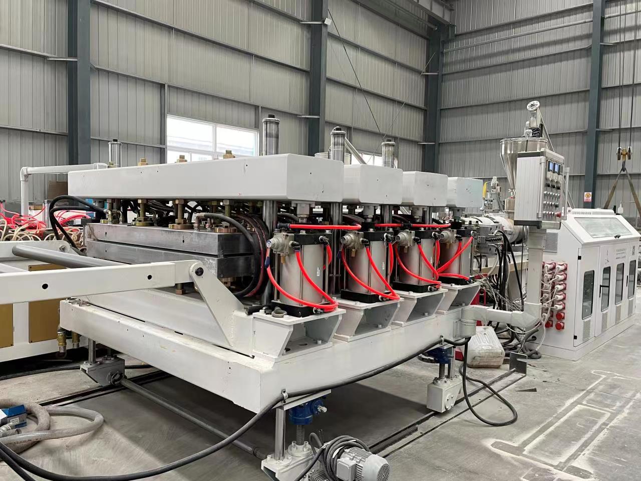 Visokokvalitetni Kina Dobavljač Kutija Ploče Ekstruzija PVC pjenastih ploča Unutrašnjost Vanjska zidna ploča Ekstruder Linija za izradu proizvodnih strojeva