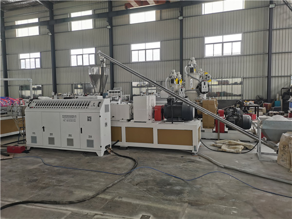 Stroj na výrobu dutých plechov z PVC (1)
