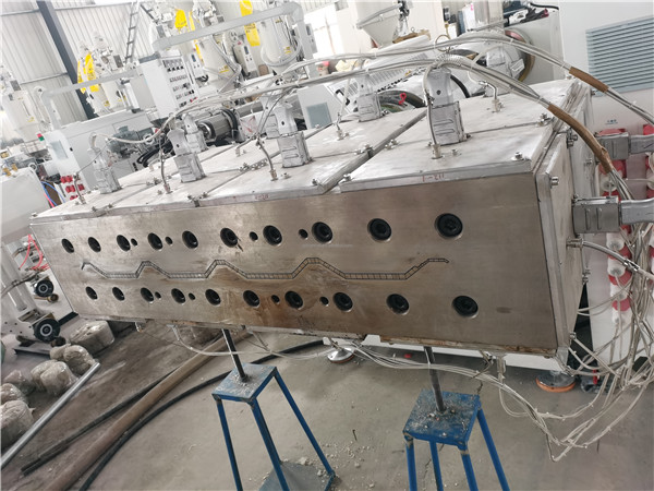 Stroj na výrobu dutých plechov z PVC (2)
