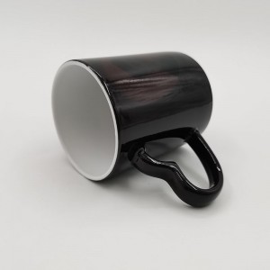 Veleprodajne sublimacijske praznine po meri, 11 oz keramične skodelice za kavo, ki spreminjajo barvo, z ročajem v obliki srca (sijajni/mat)