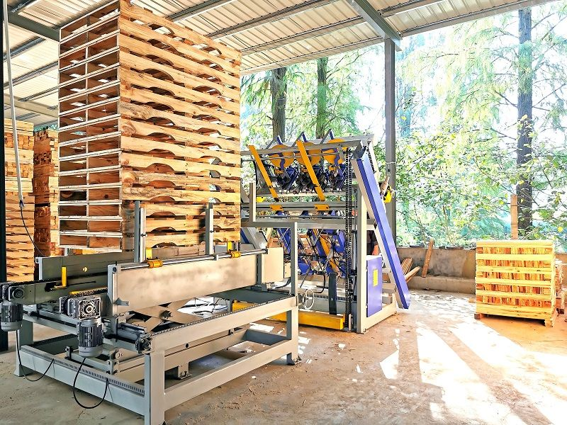 Les clients des EAU achètent une ligne de production automatique de palettes en bois