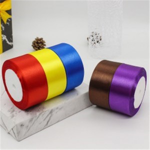 Polyester fest Faarf 5-100MM Breet Duebel Gesiicht glat Wrapping Satin Kaddosband