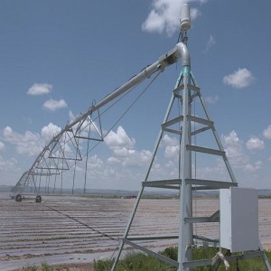 Sistema di irrigazione a perno centrale con irrigatore a pioggia per fattoria