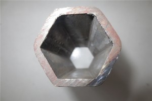 Procés de precisió sobre tub d'acer-hexagonal