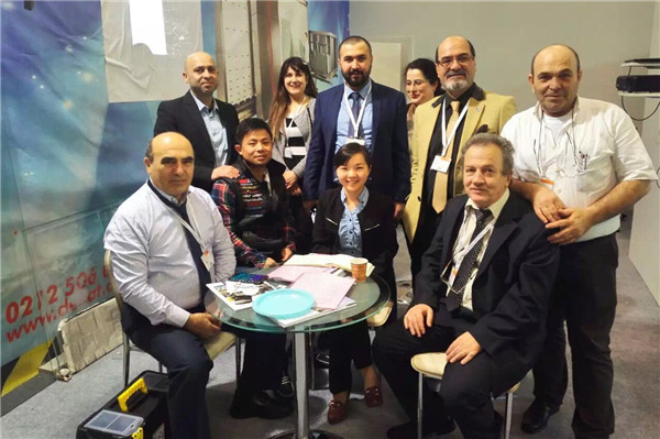 Techkey Laser-team med Turkish Agents-team som jobber sammen i Turkish Laser Exhibition