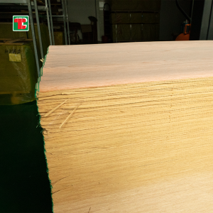 AA-kvalitet 0,45 mm 0,5 mm Naturfärgad röd ekfaner för plywoodskåp/dörrskinn