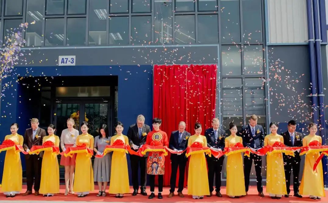 Celebrando o inicio oficial da produción da fábrica de HARTING en Vietnam