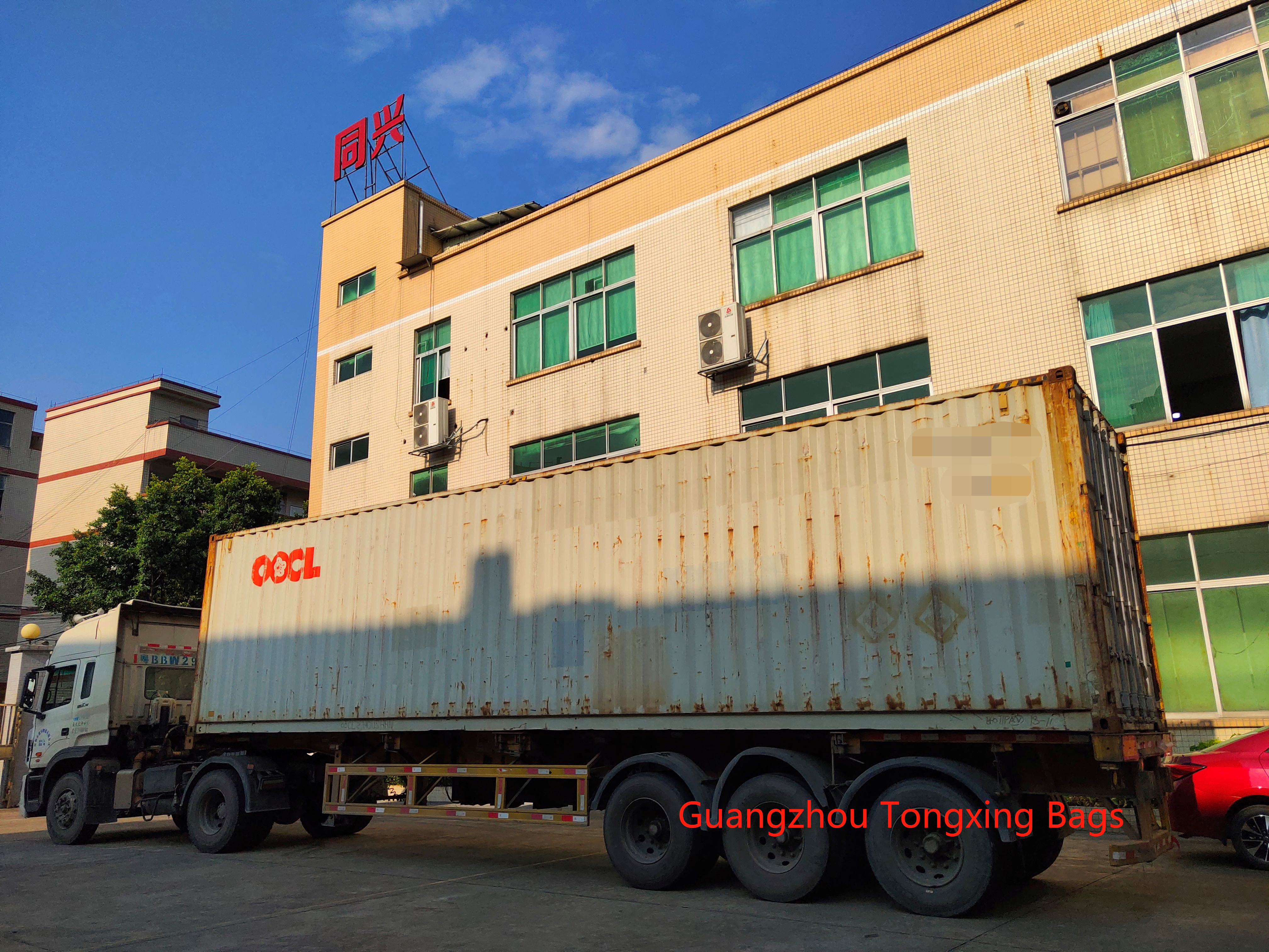 Loading Container to USA—Guangzhou Tongxing Bags