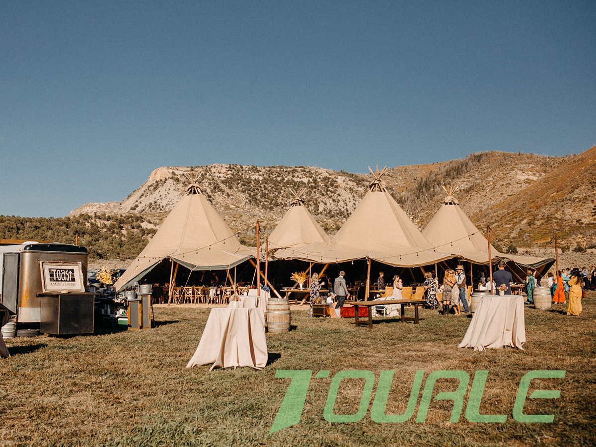 Quattro componenti della tenda Tipi per cerimonie nuziali di lusso all'aperto