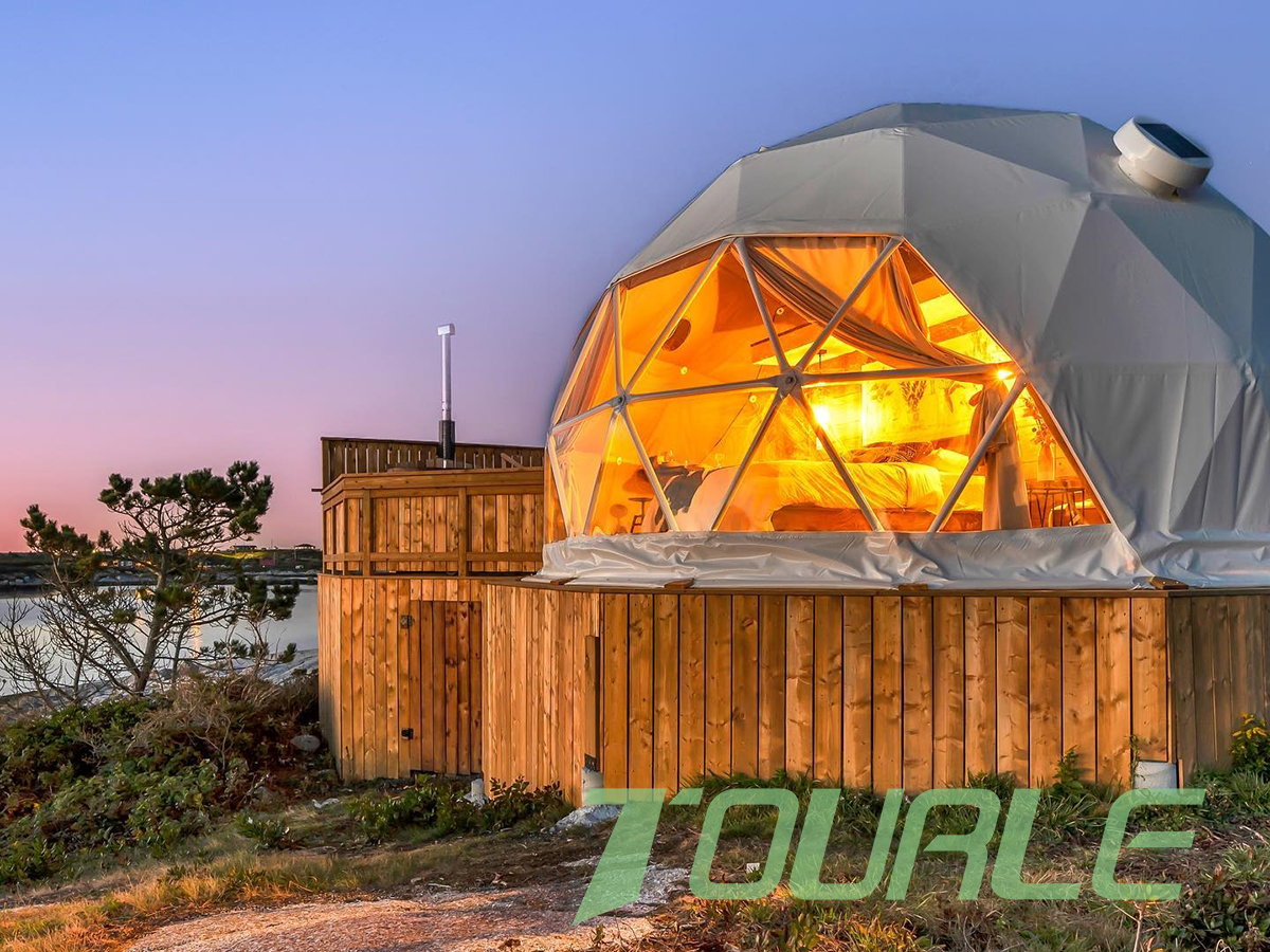 Tenda a cupola glamping impermeabile geodetica trasparente prefabbricata con decorazione eco-hotel di lusso
