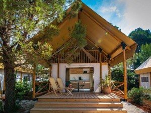 Tenda da safari loft di lusso Glamping in tela impermeabile per hotel all'aperto in legno da 5x9 m in vendita
