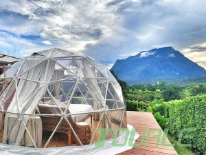 W pełni przezroczysty namiot kopułowy zapewnia panoramiczny widok