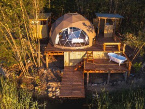Tenda da casa a cupola trasparente portatile dal design professionale sul lago
