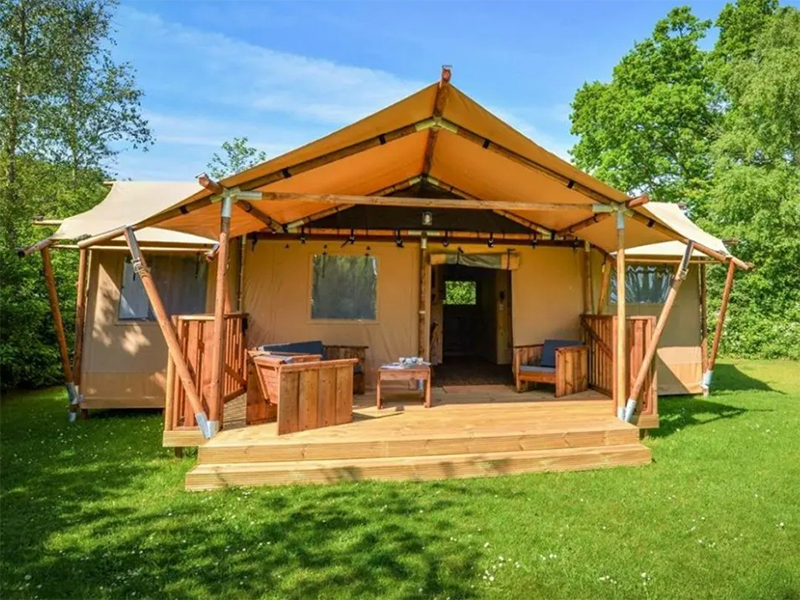 Grande tenda safari resort glamping per famiglie con struttura in legno