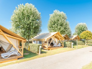 خيمة سفاري فاخرة للتخييم بهيكل خشبي مقاس 5 × 9 م لفندق التخييم في العطلات