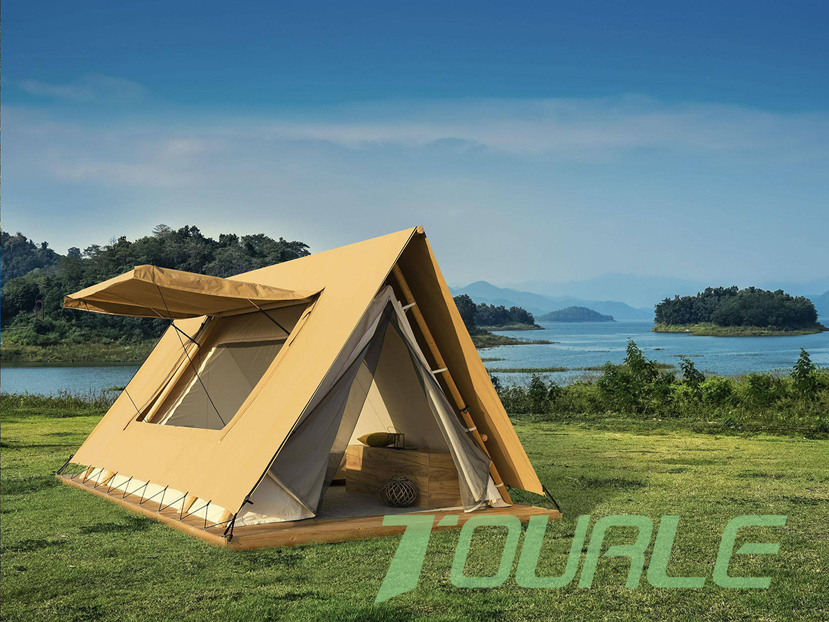 Una piccola tenda da campeggio con telaio e tenda safari in vendita